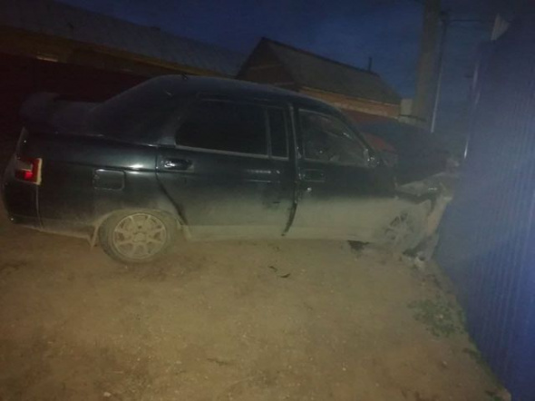 В Бугуруслане водитель врезался в бетонный столб и попал в больницу