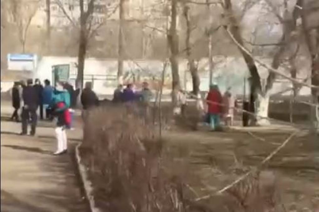 Люди во дворе ГБ № 1 Оренбурга. Фото: стоп-кадр с видео