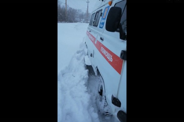 «У ребенка температура под 40!» В Медногорске машина скорой помощи не смогла приехать к пациентам из-за заваленных снегом дорог. Фельдшер шла пешком по сугробам 
