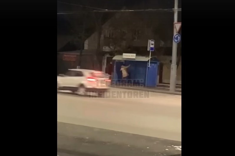 В Оренбурге мужчина ногами ломает остановку. Фото: Подслушано Оренбург в VK