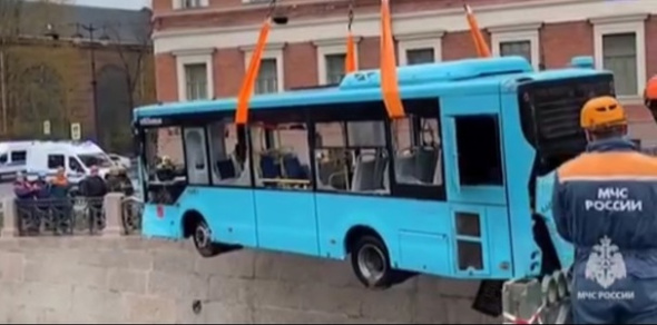 Водитель, который управлял упавшим в реку в Санкт-Петербурге автобусом с пассажирами, ранее жил в Оренбурге