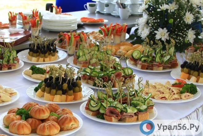 Закуски на одном из праздничных мероприятий