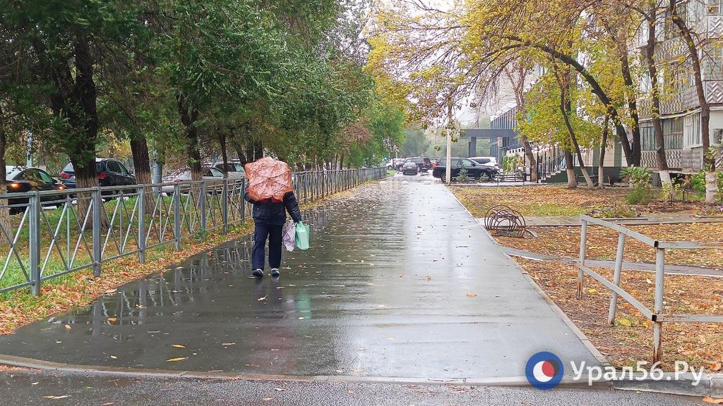 Улица Оренбурга во время дождя, фото из архива
