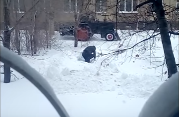 В Гае спасали бомжей, застрявших в колодце
