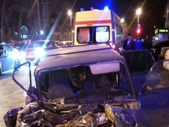 В Оренбурге 7 человек пострадали в результате столкновения пассажирского автобуса и легкового авто 