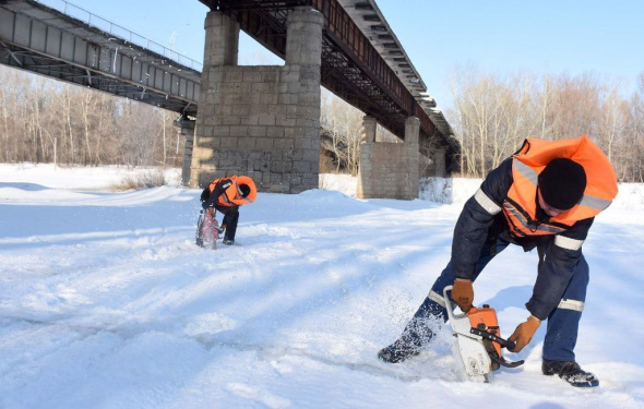 В Оренбурге на реке Сакмара приступили к распиловке льда