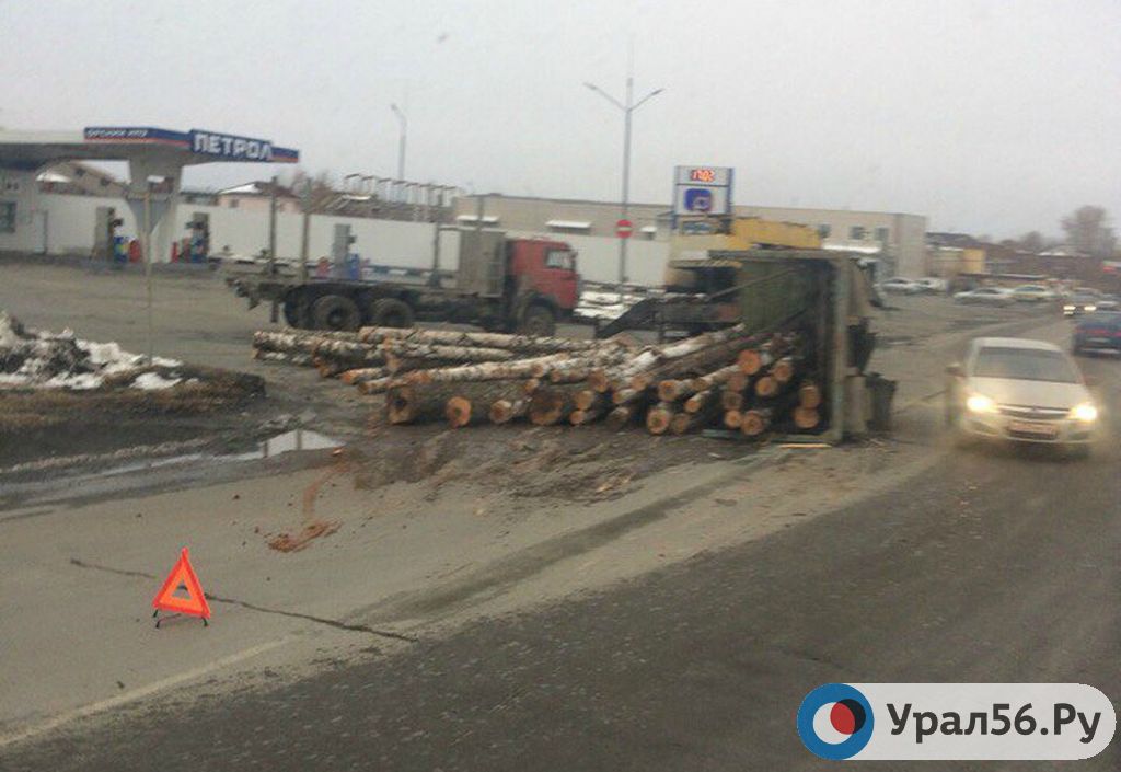 В Орске перевернулся полуприцеп с деревом