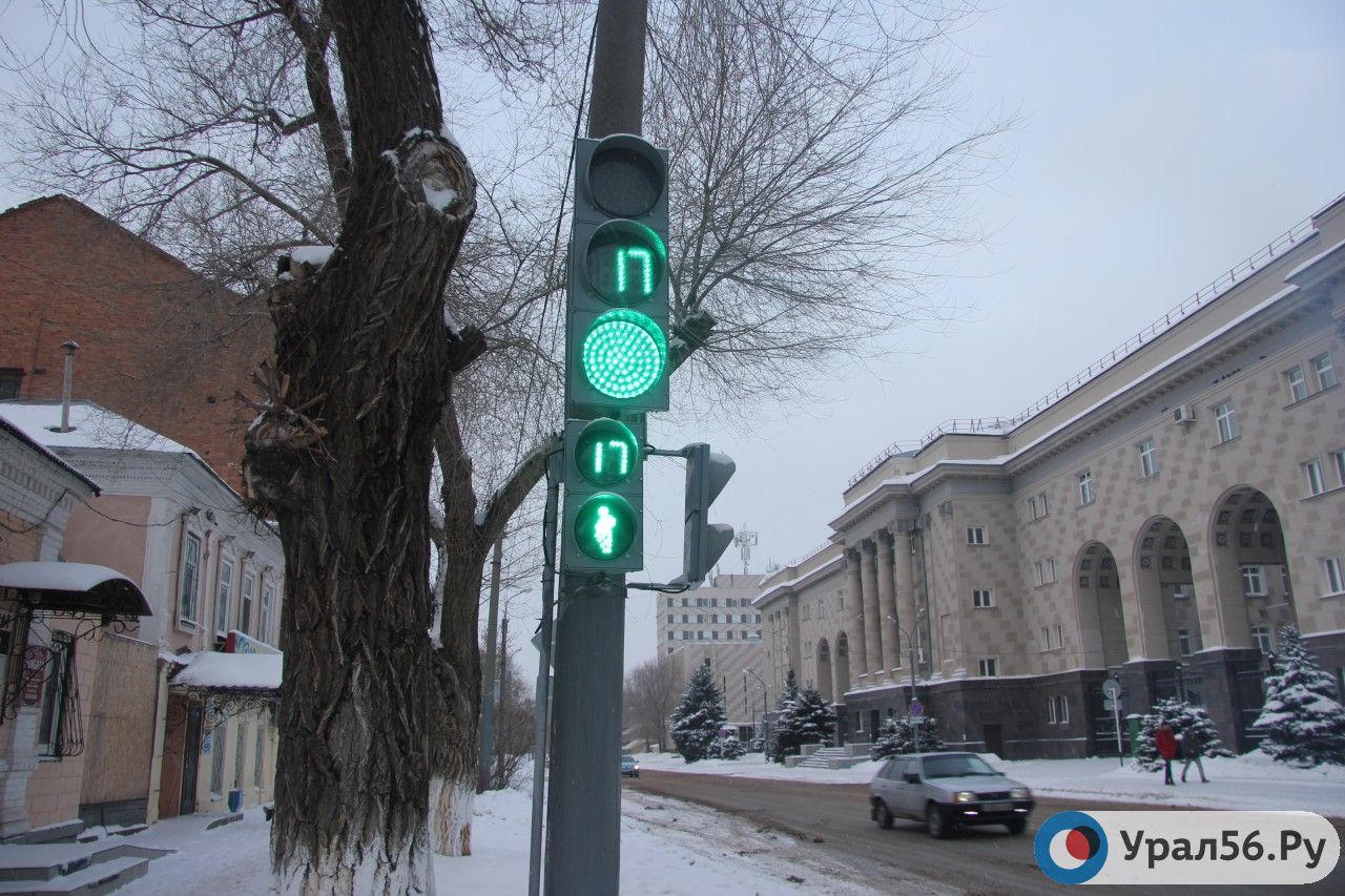 Светофор в центре Оренбурга 