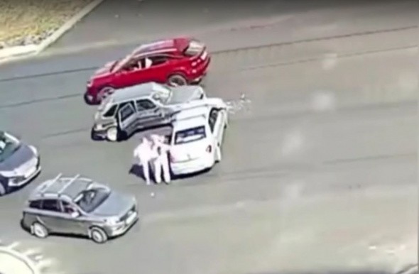 В Оренбурге после ДТП пассажир накинулся с кулаками на водителя другого автомобиля