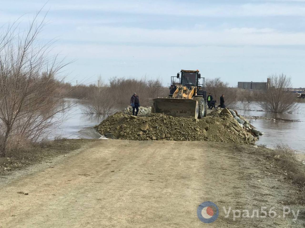 Работы на дамбе в Орске. Фото из архива