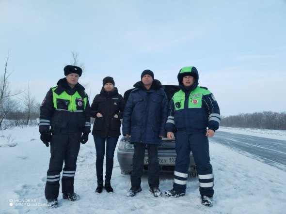 Двое людей замерзали на трассе Уфа — Оренбург из-за поломки авто. На помощь пришли полицейские 