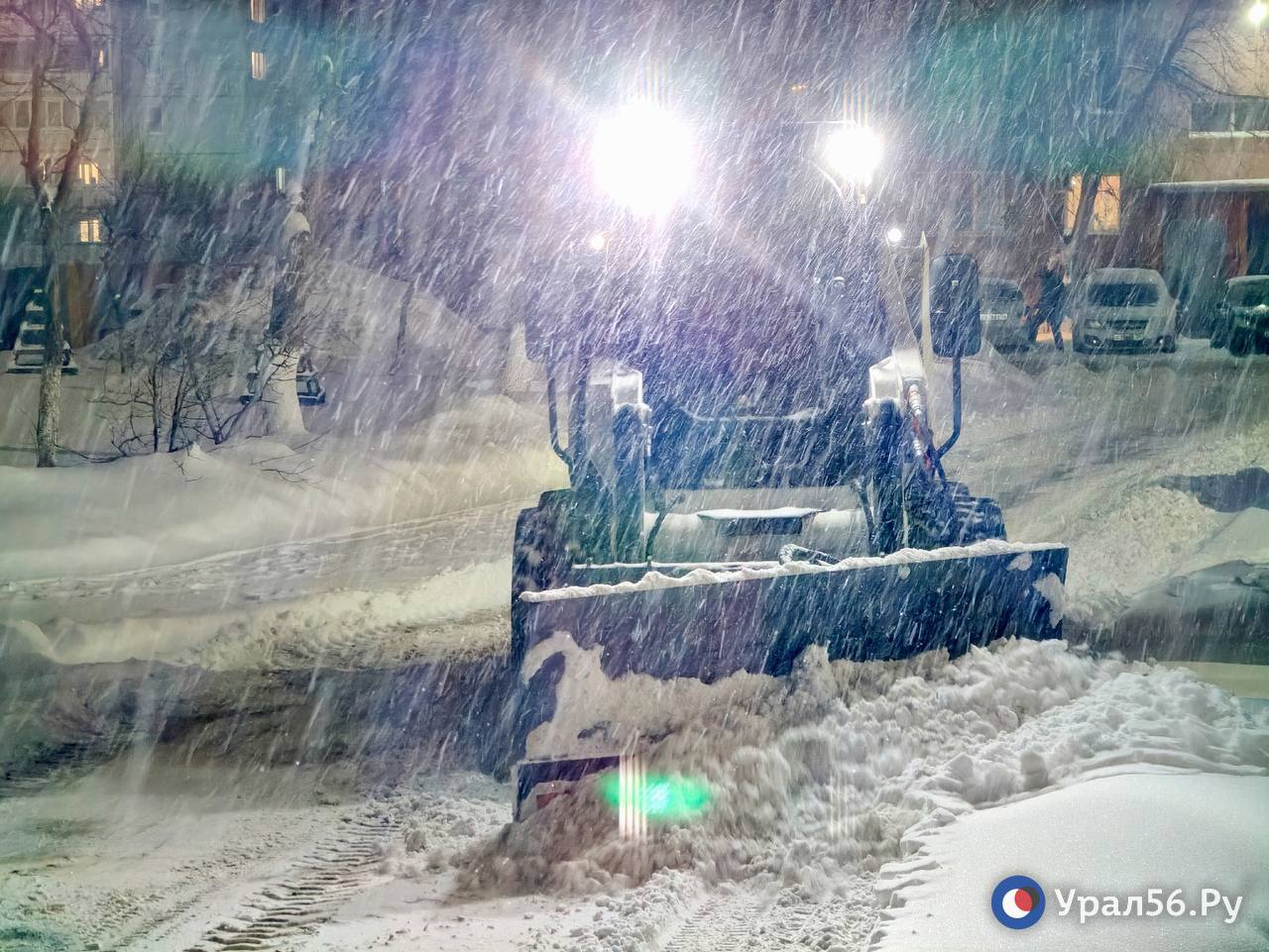 Маленький трактор чистит снег