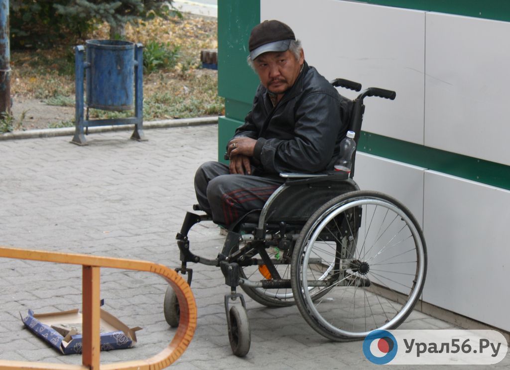 Орский бездомный терроризирует весь район