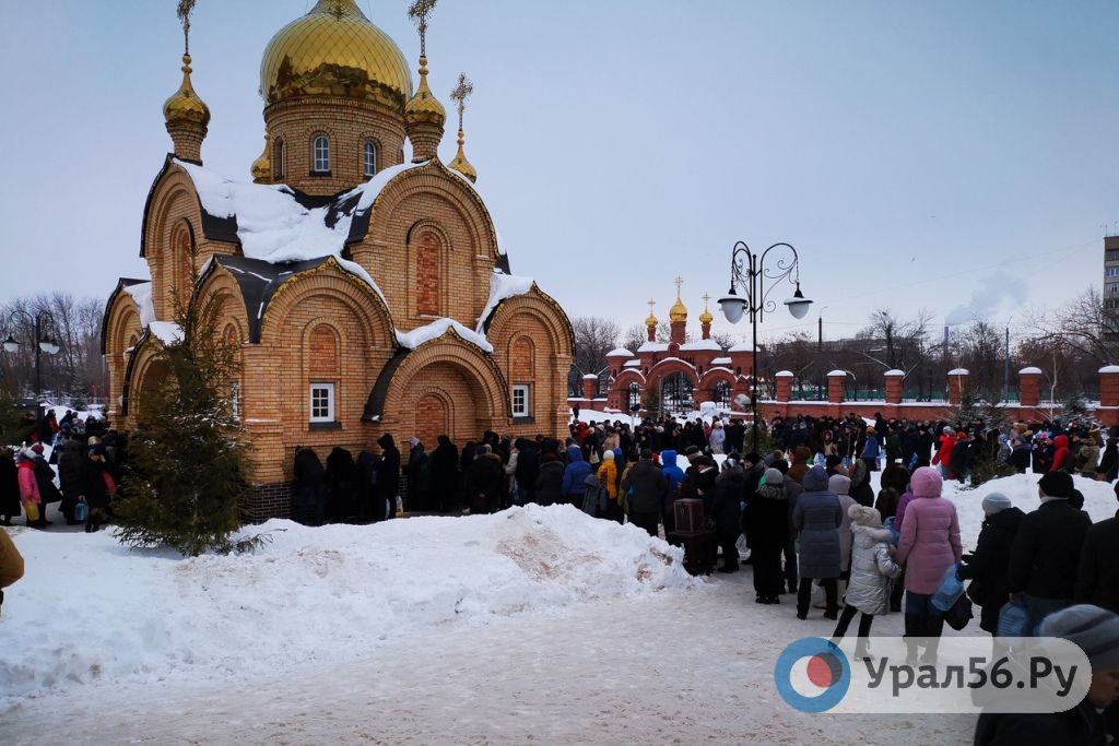 Очередь возле прихода Казанской Божией матери в Оренбурге в поселке Степном, 19.01.2020г.