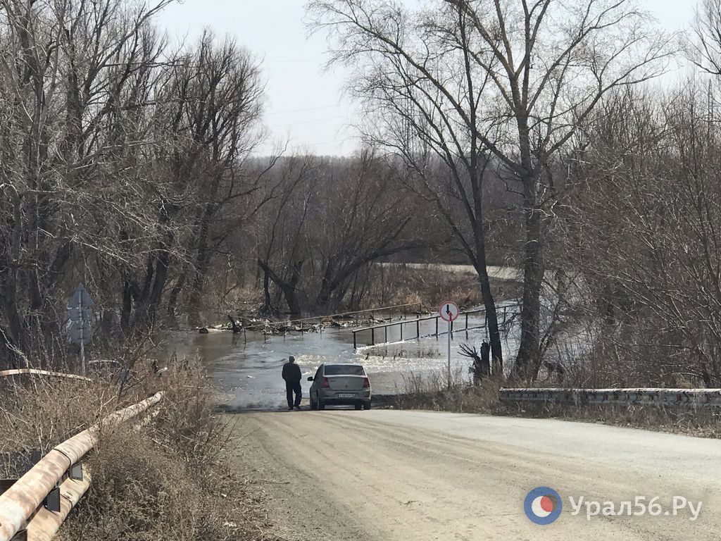 Мост через рукав реки Урал в сторону турбазы во время весеннего подъема воды