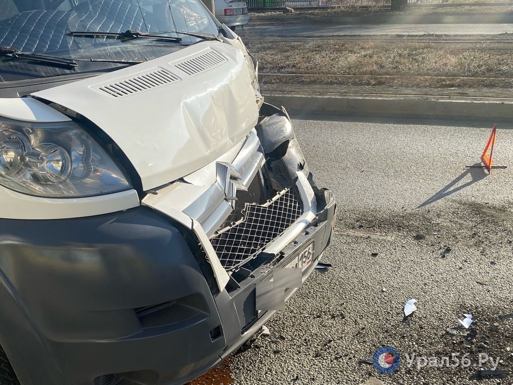 В центре Орска в районе «6 школы» столкнулись два маршрутных автобуса