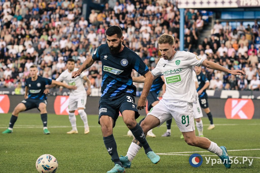 Борьба за мяч игроков «Оренбург» и «Ахмат». Матч первого круга, август 2025 года