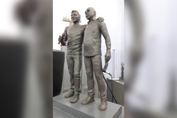В Оренбурге презентовали памятник Юрию Шатунову и Сергею Кузнецову. Его планируют установить в день рождения певца (видео)