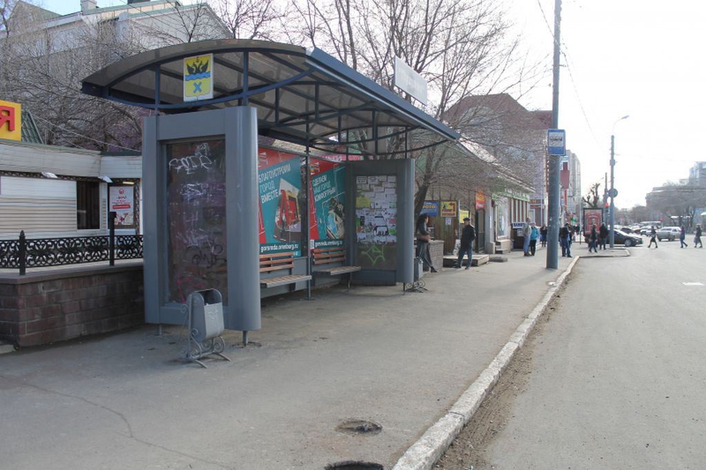 Пять остановочных павильонов в Оренбурге оборудуют вывесками