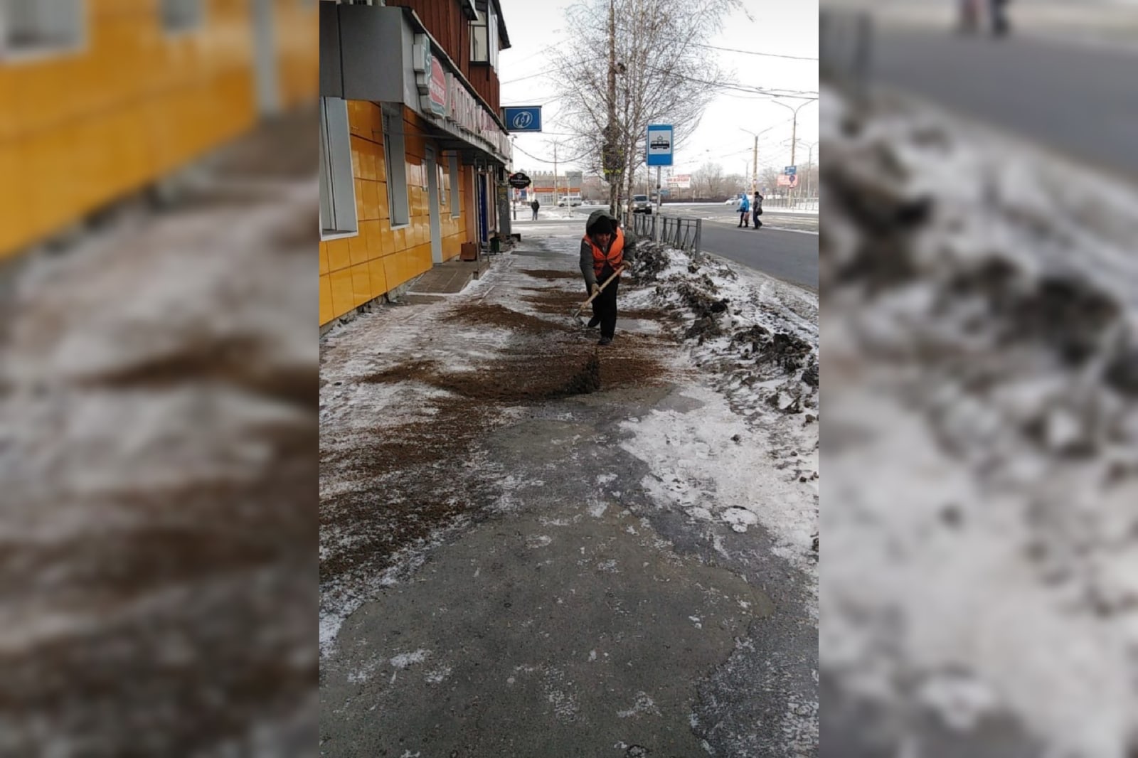 Коммунальщики обрабатывают остановку смесью от гололеда 