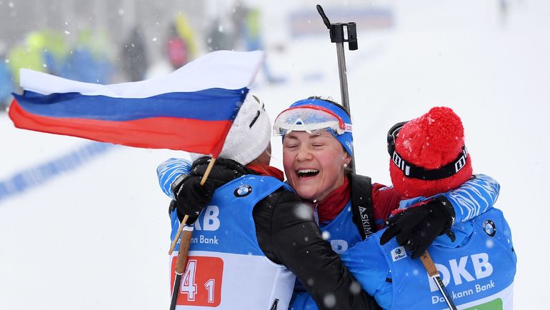 Екатерина Юрлова-Перхт празднует победу со своей командой после финиша с флагом. Фото AFP