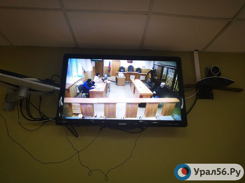 В зале суда, журналисты следят за процессом по видеосвязи