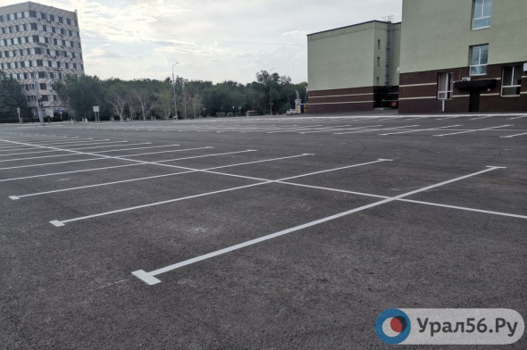 Парковка вместо парка: В Оренбурге на площади Ленина обустроили стоянку для машин чиновников