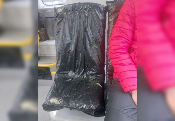 В новом автобусе Оренбурга сиденья обтянули мусорными пакетами? Комментарий мэрии