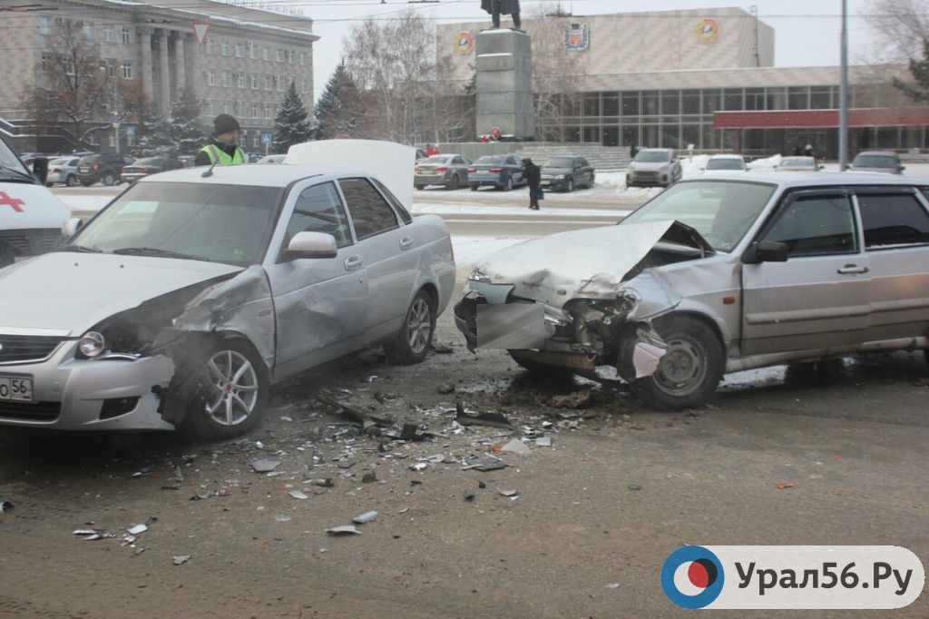 В Оренбурге на площади имени Ленина произошло ДТП