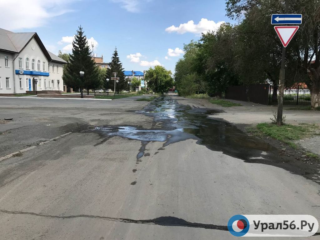 В Орске бежит вода из-под асфальта. Исправить это можно будет только в будни, сообщили в «РВК-Орск