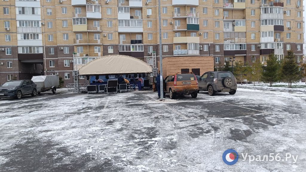 Подготовка площадки на парковке на ул. Маршала Жукова для этого мероприятия