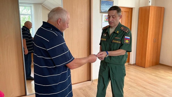 Отец погибшего и Сергей Воропанов. Источник: Администрация Орска