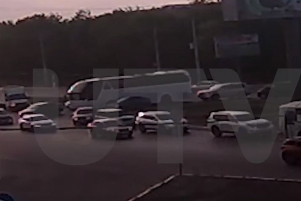 Многокилометровая пробка на Нежинском шоссе в Оренбурге. Столкнулись автобус и «Рено» (видео)