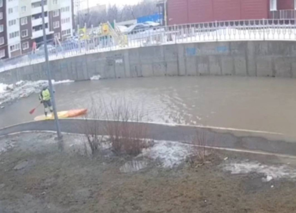 Житель Оренбурга прокатился на сапборде по огромной луже во дворе дома на ул. Пролетарской (видео)