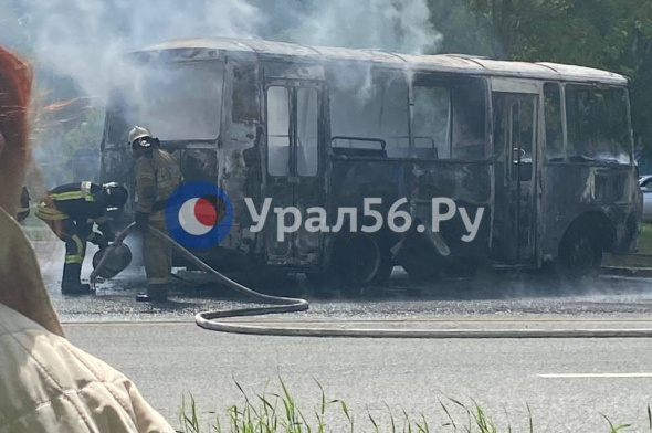В Оренбурге загорелся пассажирский автобус. ПАЗ выгорел практически полностью (видео)