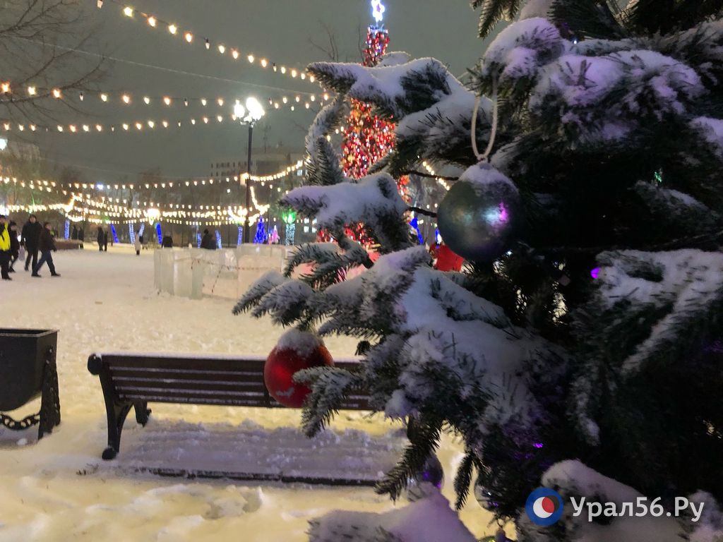 Украшенная площадь после снегопада, фото из архива