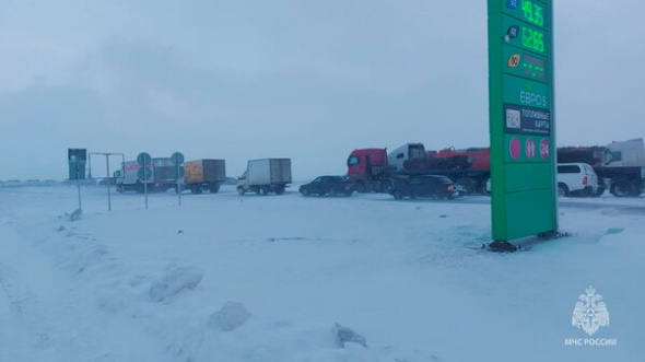 На трассе Оренбург – Орск 55 человек помогают автомобилистам на перекрытых участках