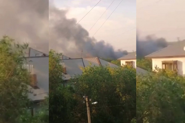 В Орске горит заброшенный дом по улице Суворова (видео)