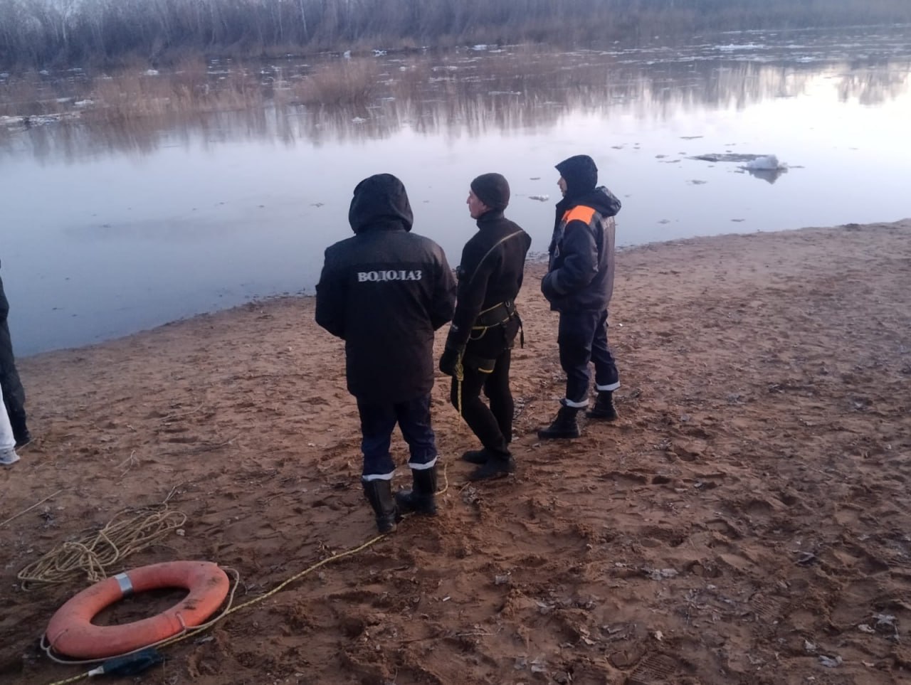 Спасатели в ожидании человека на льдине