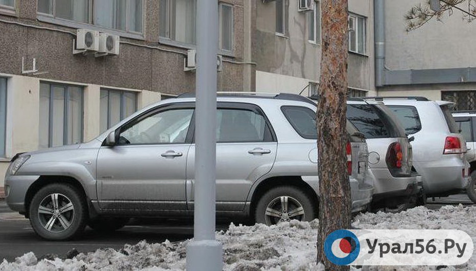 Парковка для служебных машин за зданием орской администрации
