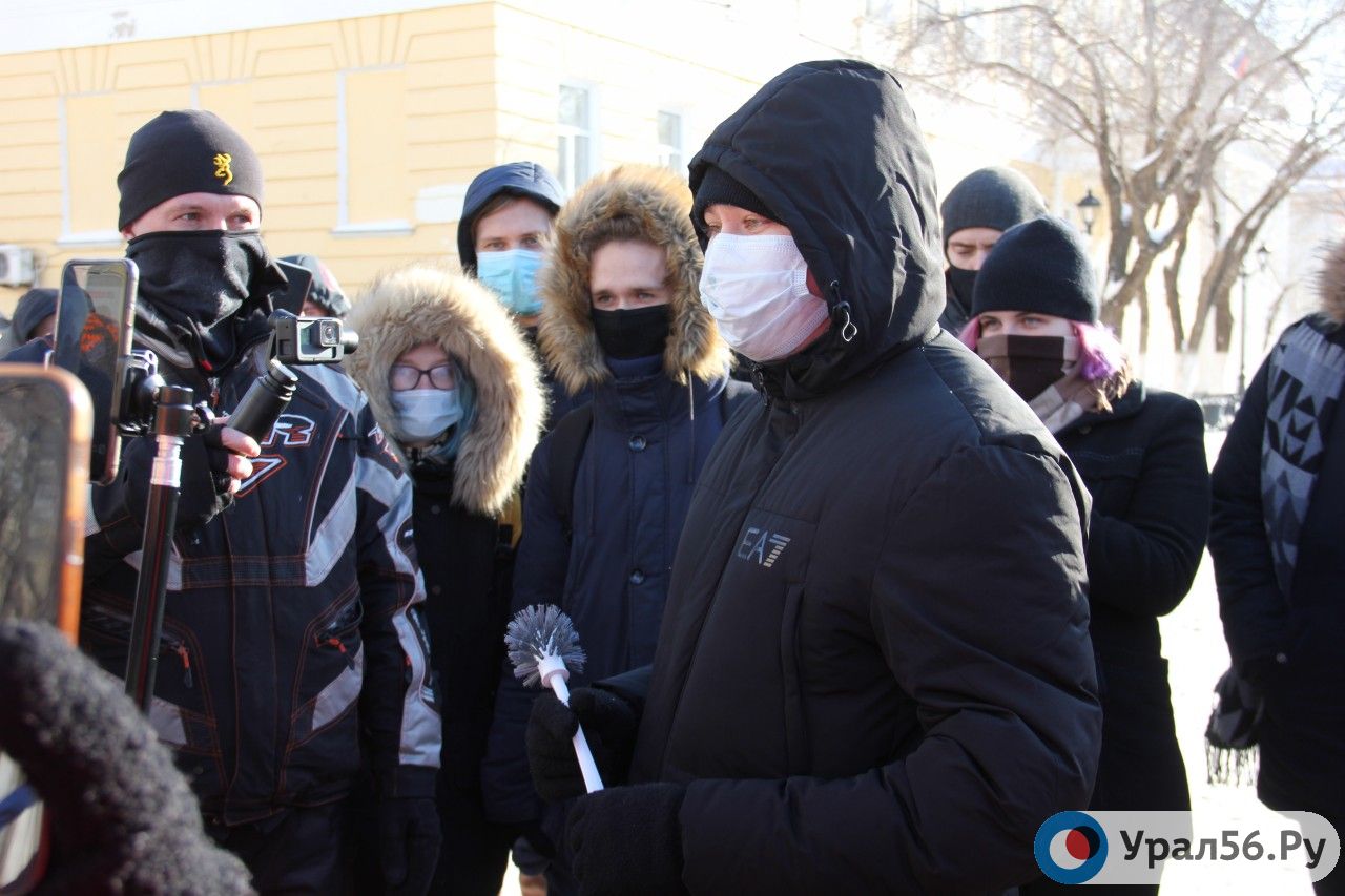 Один из участников митинга в Оренбурге