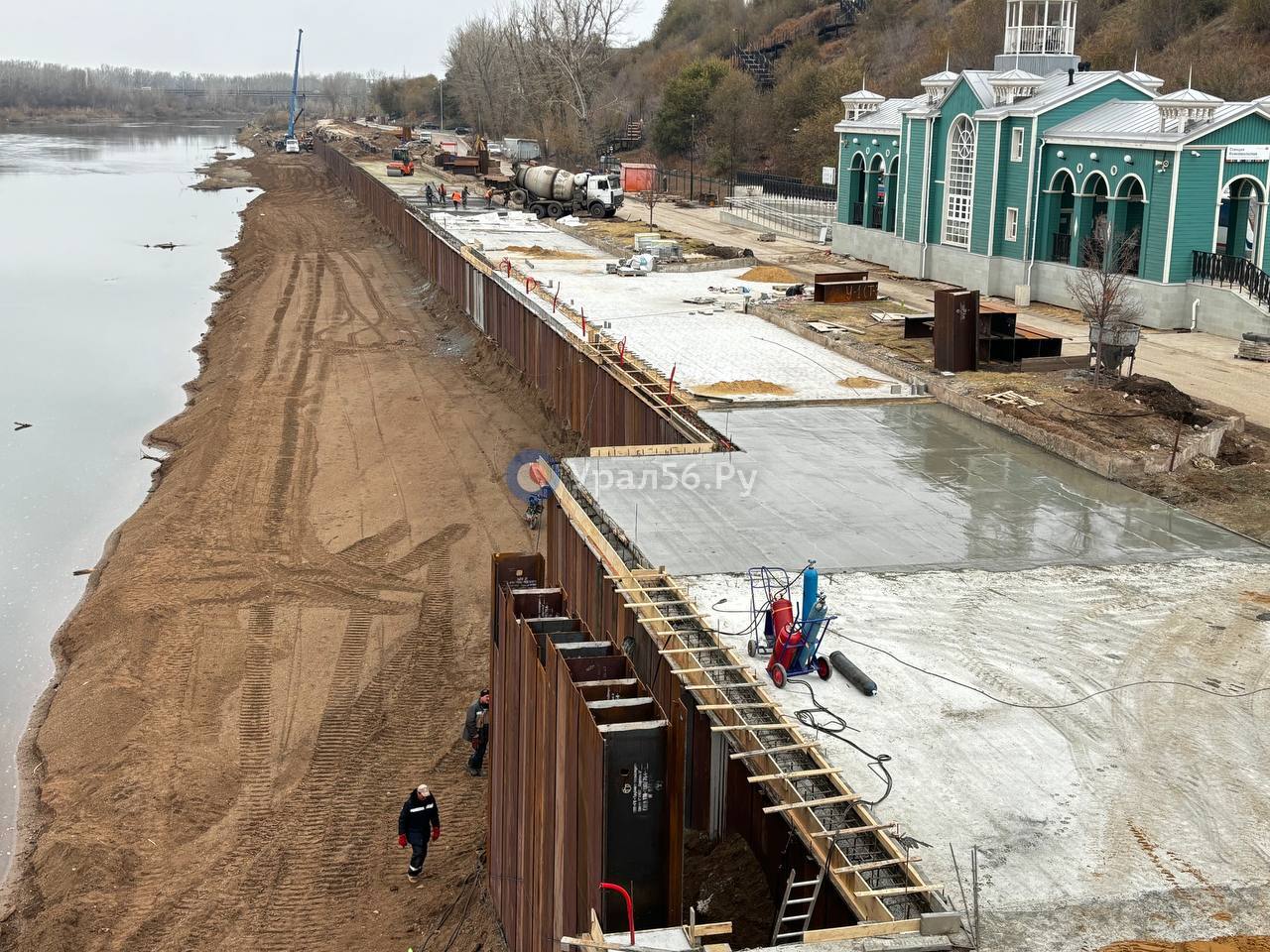 Берег Урала у пешеходного моста в Оренбурге сейчас