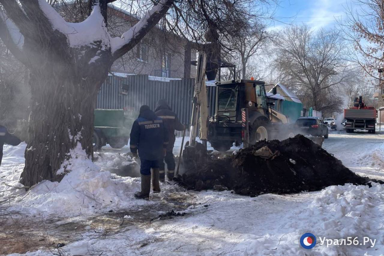 Работы по устранению коммунальной аварии в Орске