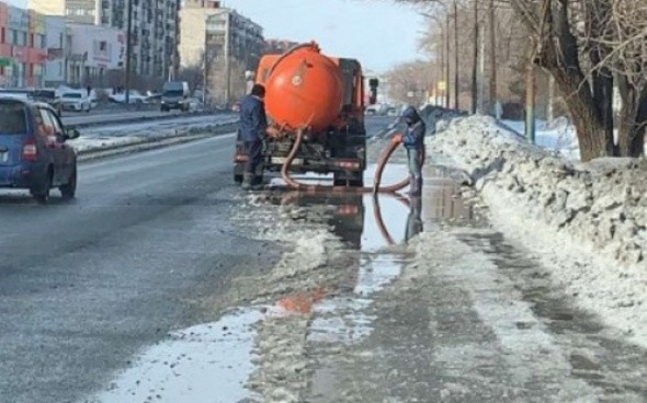 Непостоянная погода: Коммунальщки Орска чистят дороги и откачивают лужи