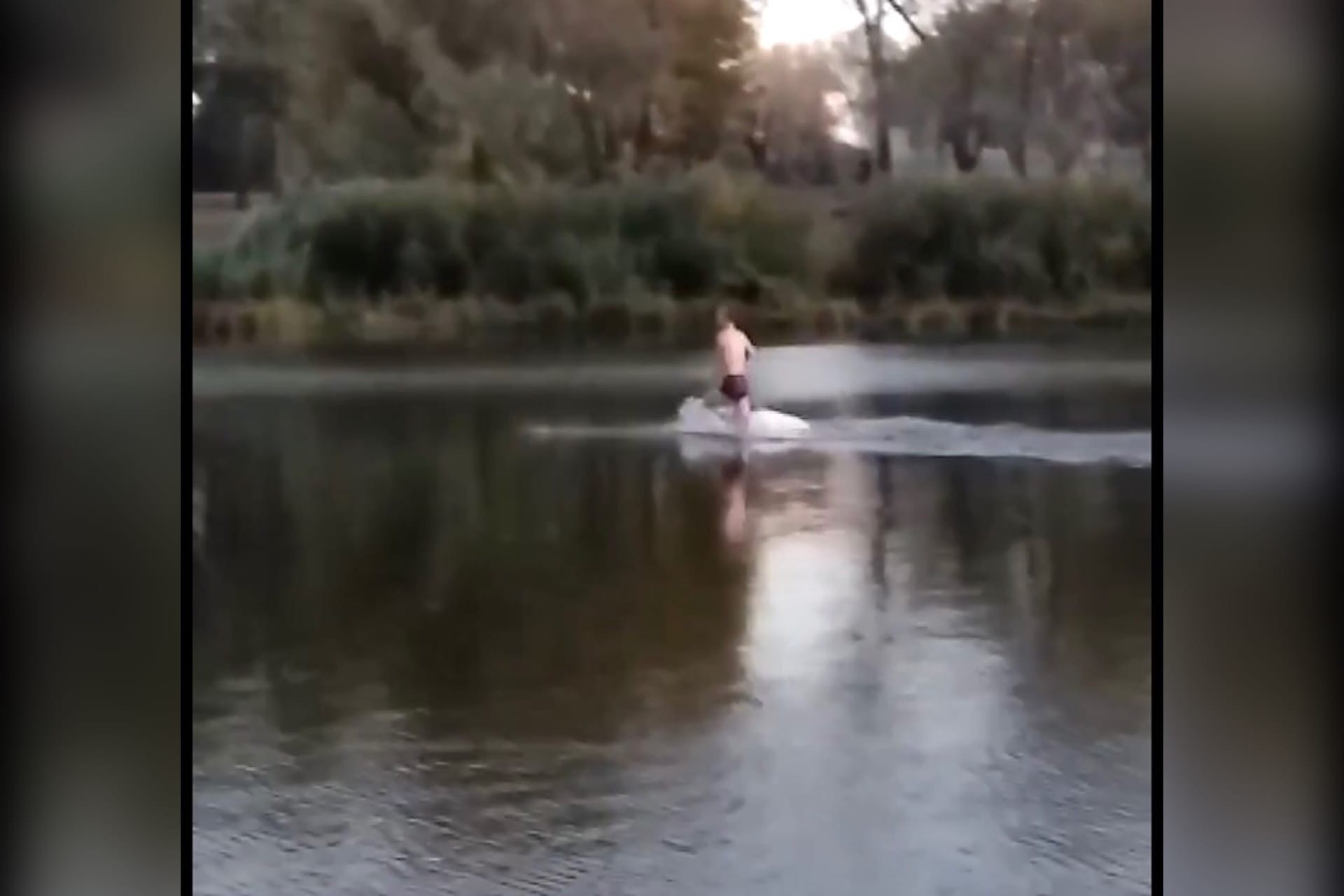 Стоп-кадр из видео, такой уровень воды в реке Урал