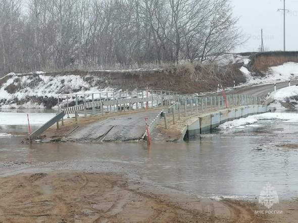 Паводок-2023: В Соль-Илецком районе демонтировали мост через реку Илек