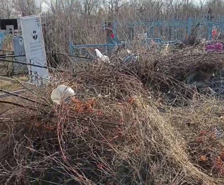 Кладбище в поселке Нагорный завалено мусором и ветками, фото: скрин местного жителя