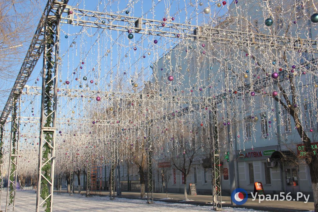 Звездное неб на улице Советской в Оренбурге