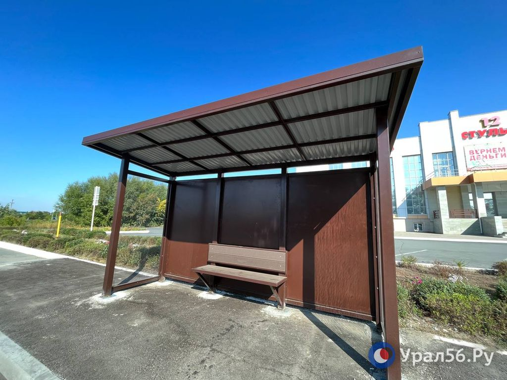 Остановочный павильон с маленькой лавкой в Орске, фото из архива