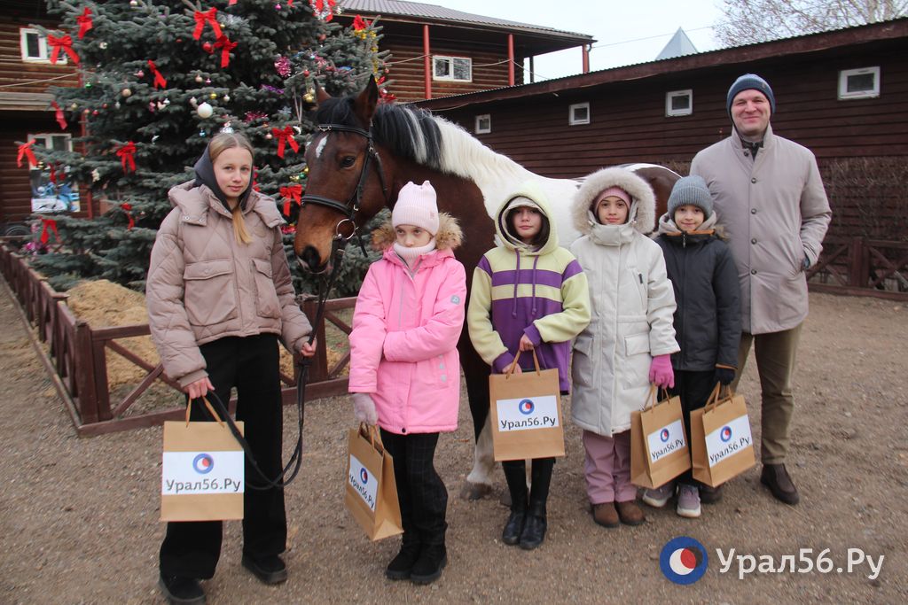 Медиахолдинг поздравил воспитанниц конно-спортивной школы